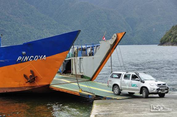 De ré, embarcando em balsa para cruzar a Caleta Gonzalo, no parque Pumalín, trecho da Carretera Austral no sul do Chile